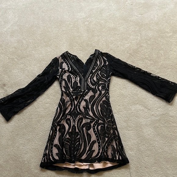 Formal dress - Picture 1 of 7